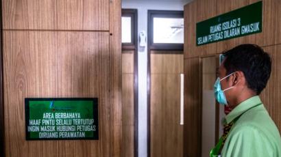 Petugas rumah sakit menunjukkan ruangan isolasi khusus untuk pasien yang menderita penyakit pneumonia berat akibat terjangkit virus novel corona di RSUP dr Kariadi, Semarang, Jawa Tengah, Jumat (24/01).