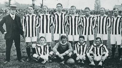 Fred Spiksley (left) with the FC Nurnberg team