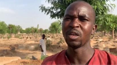 Ali, fossoyeur dans un cimetière de Kanu