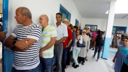 ناخبون يصطفون أمام مركز اقتراع في العاصمة تونس.