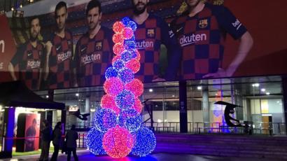 ملعب برشلونة لكرة القدم لديه شجرة مثيرة للدهشة