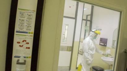Petugas medis saat mengontrol ruangan khusus untuk wabah virus corona di Ruangan Isolasi Infeksi Khusus Kemuning Rumah Sakit Dokter Hasan Sadikin di Bandung, Jawa Barat, Jumat (24/01).