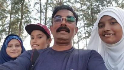পরিবারের সাথে একরামুল হক