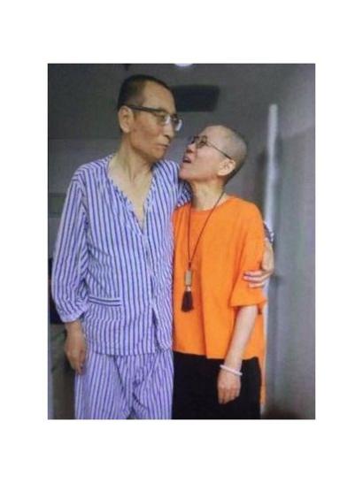野渡在推特上轉發了一張劉曉波和妻子劉霞相擁而立的照片，並配上了
