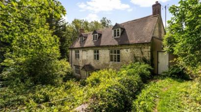 Laurie Lee S Gloucestershire Childhood Home Up For Sale Bbc News