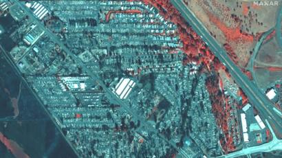 Esta imagen infrarrojos muestra casas destruidas en Phoenix, Oregón: la vegetación y las propiedades quemadas en gris, lo que sobrevive, en rojo.