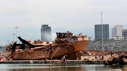 Barco destrozado en el puerto de Beirut.