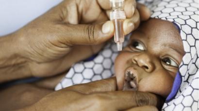 Un niño pequeño recibe una vacuna.