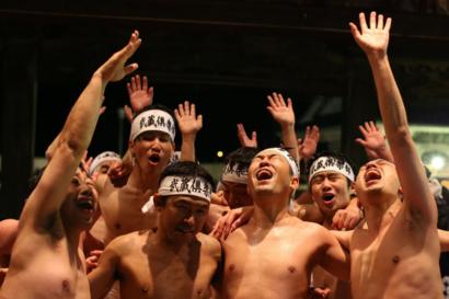 【BBCが岡山の裸祭りに目をつけました】半裸の日本の男たち、「幸せを呼ぶ宝木」奪い合う 岡山・西大寺
