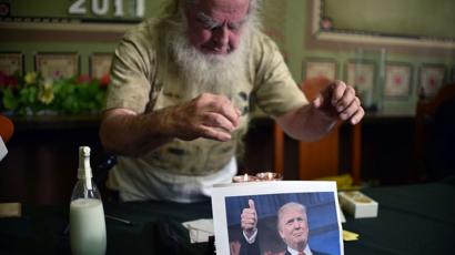 Brujo le pone un hechizo a Trump