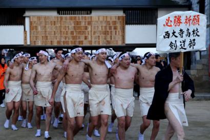 【BBCが岡山の裸祭りに目をつけました】半裸の日本の男たち、「幸せを呼ぶ宝木」奪い合う 岡山・西大寺