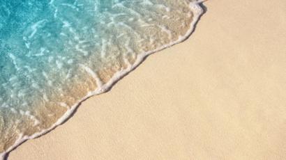 Marea sobre la orilla de la playa.