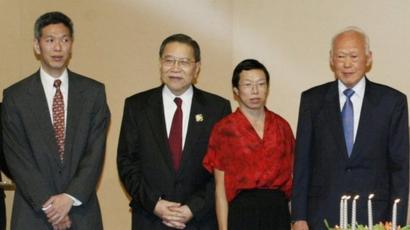 FILE PHOTO: Lee Kuan Yew (C) and his family celebrate his 80th birthday in Singapore, 16 September 2003. From (L-R) daughter-in-law Lee Suet Fern, son Lee Hsien Yang, Chief Justice Tong Pung How, daughter Lee Wei Ling, Lee, wife Kwa Geok Choo, son Lee Hsien Loong, daughter-in-law Ho Ching and granddaughter Li Xiuqi. REUTERS/David Loh/File Photo