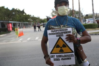 Una persona protesta frente a un centro de detención en Florida