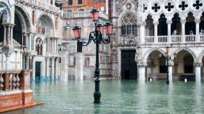 La place Saint-Marc à Venise, en Italie, est recouverte d'eau lors d'une marée haute exceptionnelle, 13 novembre 2019