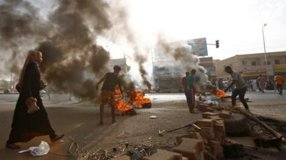 محتجون يشعلون النيران في إطارات السيارات