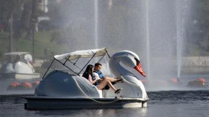 Paseantes en un bote