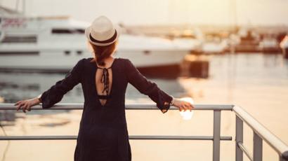 Mujer en un crucero