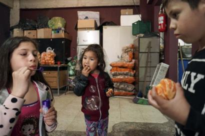 Niños en un comedor comunitario en Buenos Aires