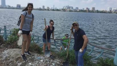 Nhiều người nước ngoài sinh sống ở Việt Nam cũng hay tham gia các hoạt động dọn dẹp bờ hồ ở Hà Nội