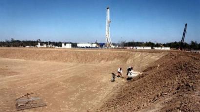 Cuevas donde están metiendo barriles de petróleo