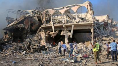 آثار الدمار الذي خافه تفجير في مقديشو في أكتوبر/تشرين الأول 2017