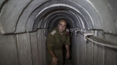 جندي إسرائيلي في نفق