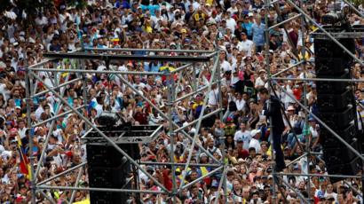 Multitud en un discurso de Juan Guaidó