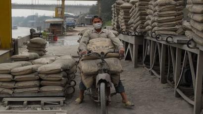 Trong khi nhiều người đang ngày càng giàu lên thì nhiều người lao động Việt Nam vẫn chật vật cho từng bữa ăn