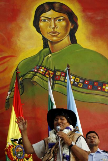 Evo Morales, expresidente de Bolivia, con una imagen de Bartolina Sisa