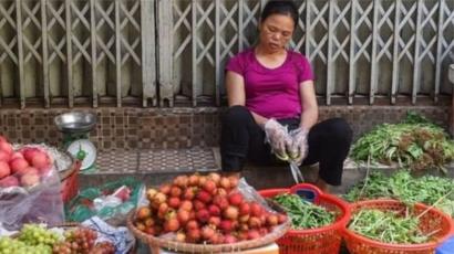 Dịch bệnh khiến hoạt động kinh tế, thương mại quốc tế và nội địa suy giảm, ngưng trệ. Doanh nghiệp phá sản, số lượng người thất nghiệp, người nghèo tăng