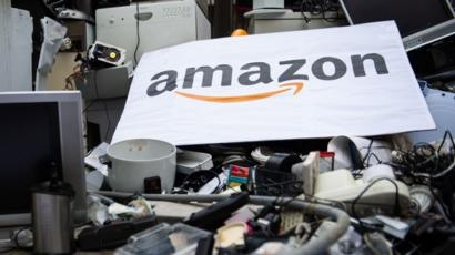 Cartel de Amazon sobre productos eléctricos tirados a la basura.