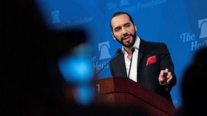 Nayib Bukele dando un discurso en The Heritage Foundation.