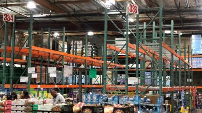 Những kệ hàng trống rỗng ở Costco, thành phố Long Beach, California, vì khách mua hàng ào ạt để tích trữ