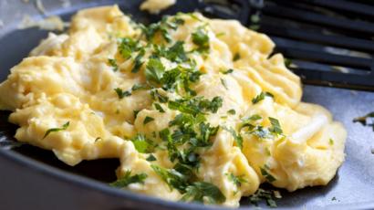 Scrambled eggs with herbs
