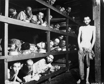 Trabajadores esclavos en sus literas en el campo de concentración después de la liberación el 16 de abril de 1945. En esta foto está Elie Wiesel, futuro ganador del Premio Nobel de la Paz, en la segunda fila de literas, séptimo desde la izquierda, junto a la viga vertical.
