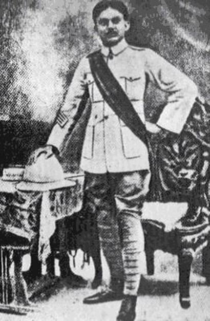 সর্বকালের সর্বশ্রেষ্ঠ বাঙালি: বিবিসি বাংলার জরিপে তৃতীয় স্থানে কাজী নজরুল ইসলাম-অসাম্প্রদায়িক মানবতার কবি 1 ব্রিটিশ ভারতীয় সেনাবাহিনীতে যোগ দিয়েছিলেন নজরুল ইসলাম (১৯২০ সালের আগে তোলা ছবি)