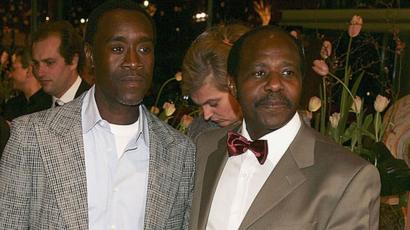 L'acteur Don Cheadle (L) et Paul Rusesabagina arrivent à la première de "Hotel Rwanda" lors du 55ème Festival international du film de la Berlinale, le 11 février 2005 à Berlin, Allemagne.