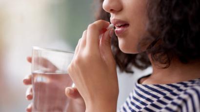 Mujer tomando un anticonceptivo