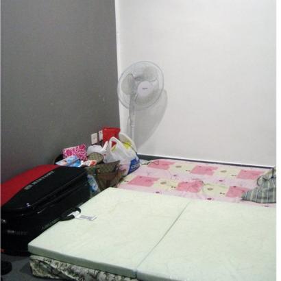 Phòng trọ của một phụ nữ mại dâm Việt Nam, do người môi giới cho thuê