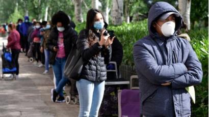 Gente haciendo fila
