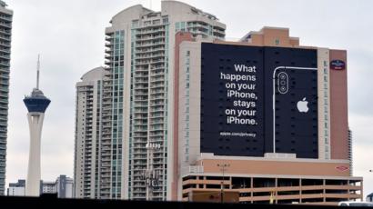 Apple colocó un cartel en Las Vegas que dice: "Lo que pasa en tu iPhone, se queda en tu iPhone".