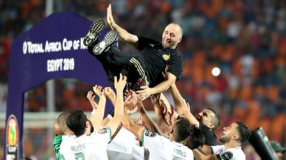 لاعبو المنتخب الجزائري يحملون مدربهم احتفالا بالفوز