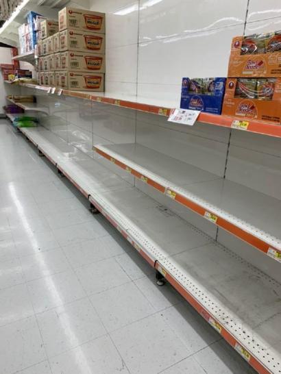 Mì gói cũng là một mặt hàng được người Việt đầu cơ tích trữ trong thời buổi virus corona đang hành hoành