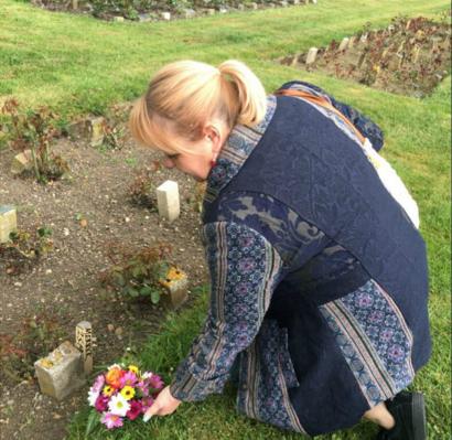 فيغور-مونغوفين تضع الورود على قبر ميريك