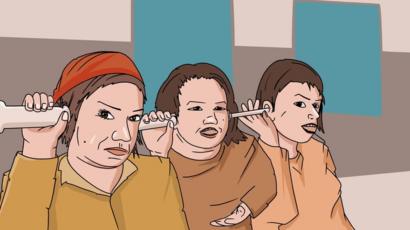 Mujeres escuchan en una puerta