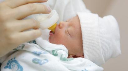 formula feeding newborn baby
