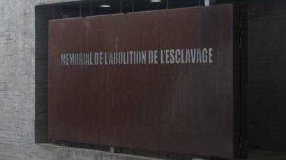 Plaque de commémoration de l'abolition de l'esclavage à Nantes.