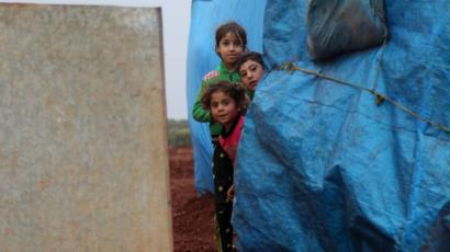 أطفال في مخيم للاجئن في إدلب بسوريا
