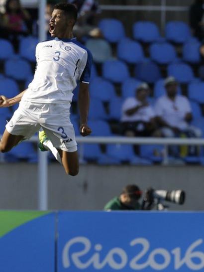 Un jugador de Honduras, Marcelo Pereira, celebra con un salto